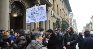 Protestano i truffati da Banca Etruria.  In apertura Panfiilo Tarantelli (foto Dagospia)