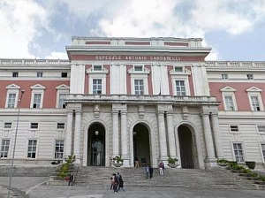L'ospedale Cardarelli di Napoli. In apertura, Angelo Montemarano