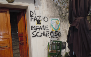 Scritte minacciose comparse sui muri della casa di Benito Di Fazio