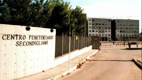 Il carcere di Sconsigliano. Sopra l'ingresso di Poggioreale e, in apertura, il ministro Andrea Orlando. 