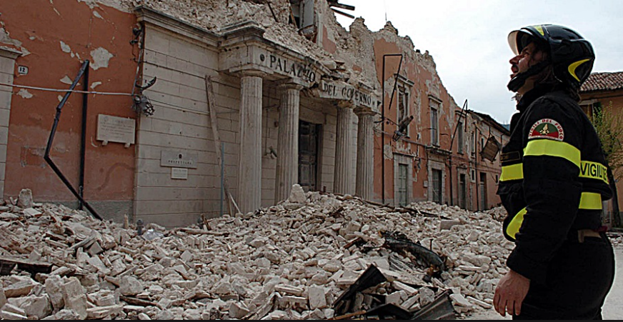 Il terremoto che distrusse L'Aquila nel 2009. In apertura, macerie oggi ad Amatrice
