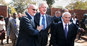 Da sinistra Tim Hunter, Bill Clinton e Frank Giustra