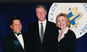 Hillary e Bill, che vediamo anche nel montaggio di apertura, qui con Ng Lap Seng