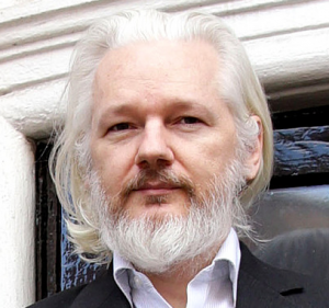 Julian Assange. Nell'altra foto Federico Rampini