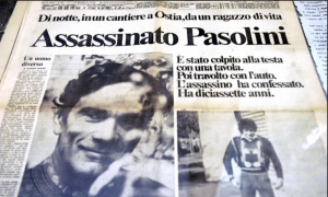 I titoli dei quotidiani sulla morte di Pasolini. Nel montaggio di apertura Pier Paolo Pasolini. In primo piano Eugenio Cefis