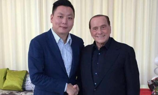 Stretta di mano tra Yonghong Li e Silvio Berlusconi. In apertura Paolo Scaroni