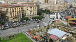 I lavori infiniti della Metropolitana di Napoli in piazza Municipio. 