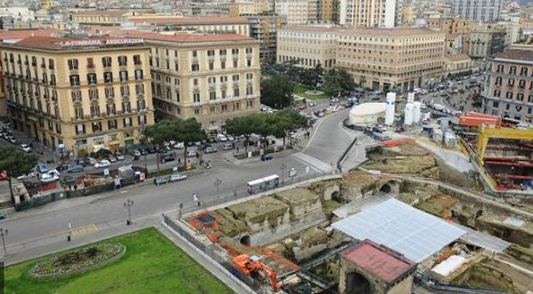 I lavori infiniti della Metropolitana di Napoli in piazza Municipio. nel montaggio di apertura, Giuseppe Pignatone e, a destra, Raffaele Cantone.
