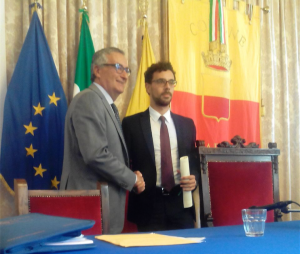 Franco Roberti premia Alessandro Quattrocchi. nell'altra foto Giuseppe Malgeri