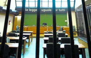 Un'aula del tribunale di Napoli. In alto da sinistra l'avvocato Ermanno Zancla, Kelly Duda e l'avvocato Stefano Bertone. 