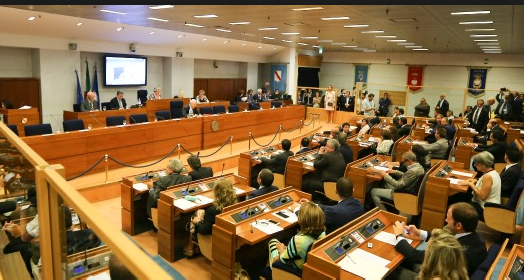 Una seduta del Consiglio regionale della Campania. Nell'altra foto Giuseppe Fortunato