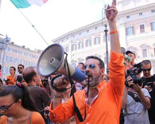 La manifestazione contro il decreto Lorenzin guidata in piazza Montecitorio da David Gramiccioli (in primo piano), direttore di Colors Radio