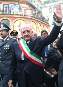 De Luca con la fascia da sindaco di Salerno. In alto il Crescent