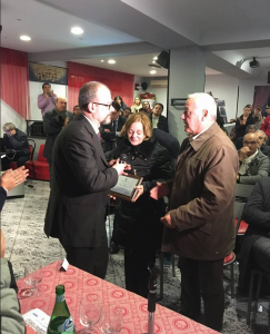 I genitori di Lino Romano ricevono la targa in memoria del figlio, vittima innocente di camorra, dal sindaco di Caivano Simone Monopoli