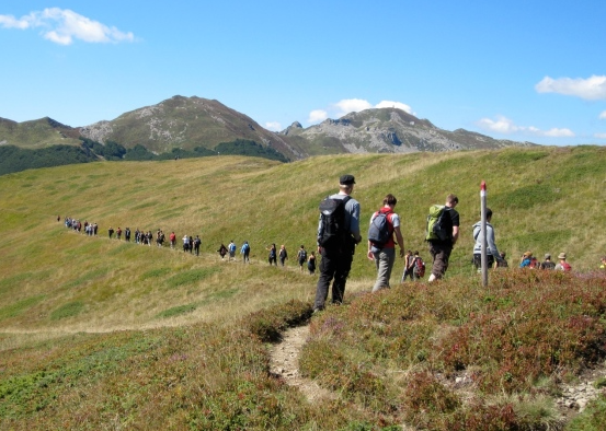 Una camminata di giovani sui monti del Pistoiese che furono teatro della Resistenza partigiana