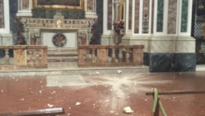 Il crollo di calcinacci nella chiesa di piazza Santa Maria degli Angeli a Napoli