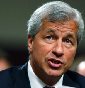 Jamie Dimon. Nel montaggio di apertura Giorgio Napolitano, Carlo De Benedetti e, sullo sfondo, New York