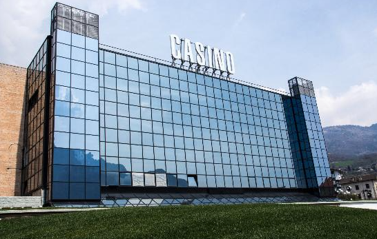 Il casino di Saint Vincent. Nel montaggio di apertura in primo piano a sinistra Bruno Caccia. A destra i magistrati Marcello Tatangelo e Ilda Boccassini