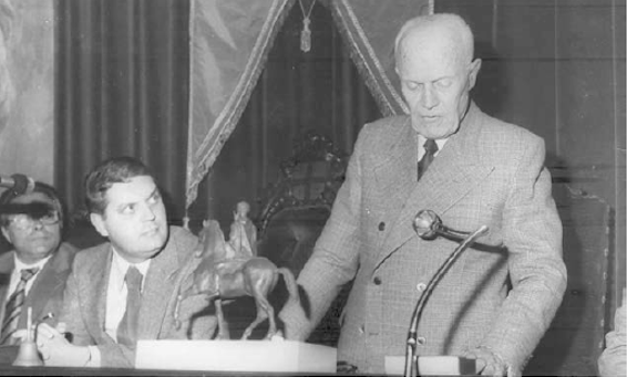 Il presidente Sandro Pertini in visita a Pavia. Accanto a lui il sindaco Elio Veltri. In apertura il mitico comcerto del Teatro alla Scala in sala mensa della Necchi. In prima fila Elio Veltri e, a destra, la moglie Tilde.