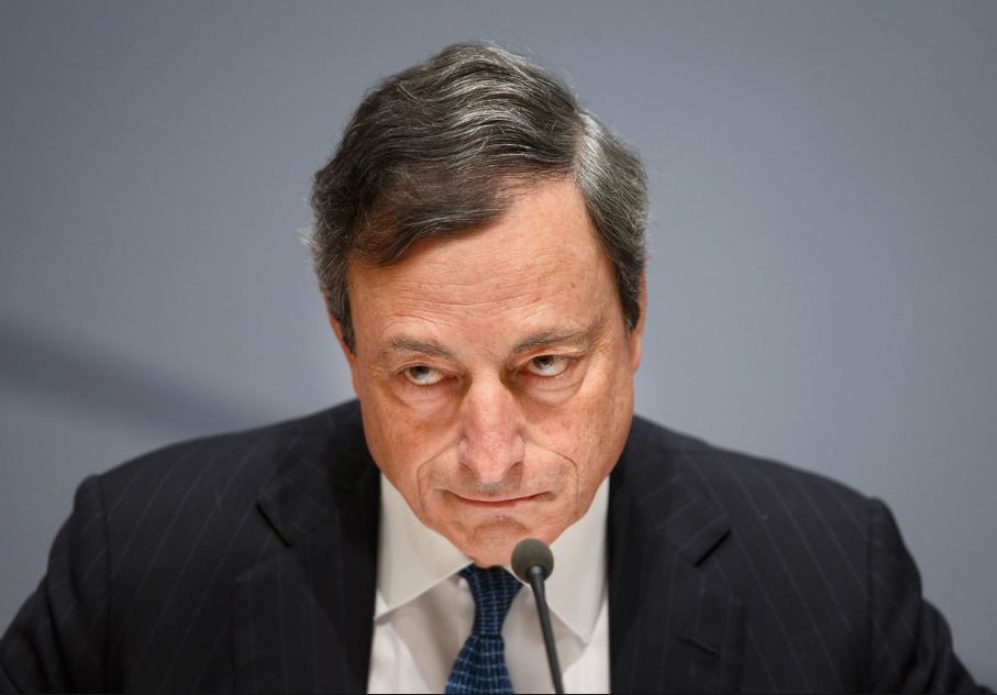 Mario Draghi. In apertura Ignazio Visco e sullo sfondo l'ingresso di Palazzo Koch
