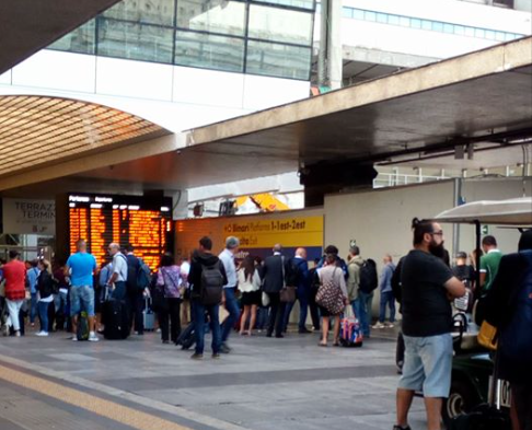 Folla alla stazione Termini il 18 settembre scorso, tutti in attesa dell'unico treno ad alta velocità d'Italia che viaggiava con un ritardo previsto di 55 minuti. E' arrivato a destinazione con oltre un'ora di ritardo.