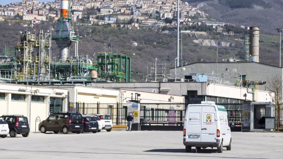 Il sito di Tempa Rossa qui e sullo sfondo nella foto in alto. In primo piano il generale Guido Conti.