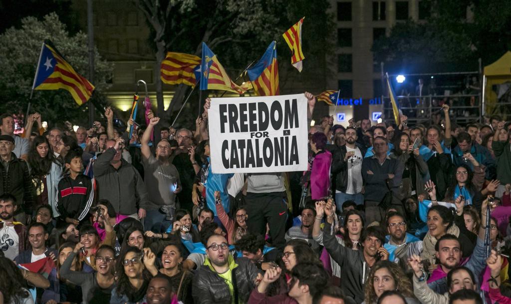 Indipendentisti catalani. Nella foto in alto George Soros e, sullo sfondo, Carlos Puigdemont
